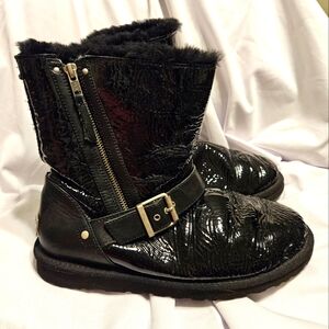 UGG AUSTRALIA Black Leather Sheepskin Outer Zipper Buckle SZ 9